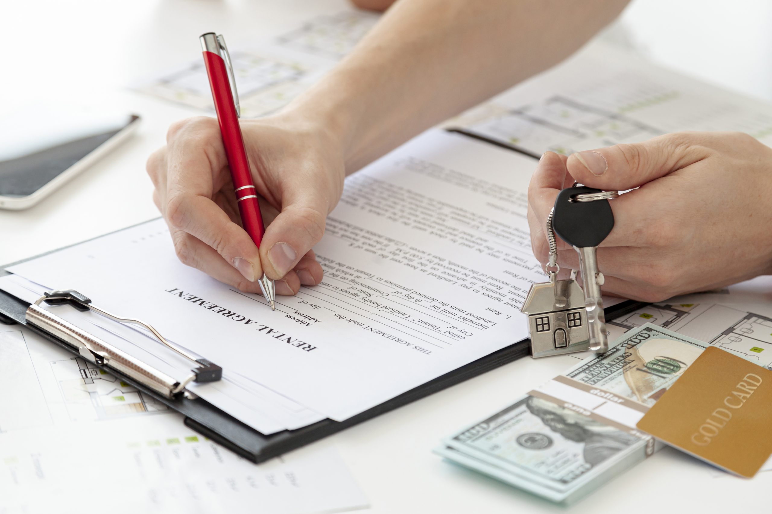 homem-de-alto-angulo-assinando-um-contrato-para-uma-nova-casa